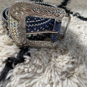 Rhinestone bälte  - En riktigt fett rhinestone bälte som är nästan helt nytt även bast bältet är gammalt från tuttolente. Pris kan diskuteras👍