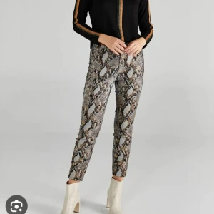 Oanvänd ankelbyxor  - Oanvänd slim fit byxor med ormtryck. De är ankel byxor. Det är jättefint. Detta märken är  Turkisk hög kvalitet märken. Storlek 46 ( passar för 44-46-48)  