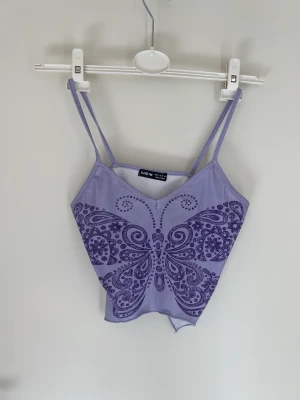 Lila topp med fjäril - Sommar topp från SHEIN storlek M. Aldrig använd (inte ens testad)
