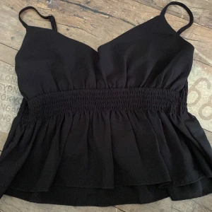 Svart topp  - Säljer denna toppen från shein då den inte kommer till användning 