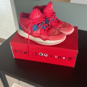 Basketskor - Kyrie infinity AK storlek 45 Riktigt bra skor men använder inte dom längre 