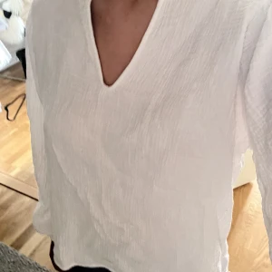 Wera blus - Vit sommarblus från Wera. I toppen skick. Storlek 34 men passar en 36a också. 