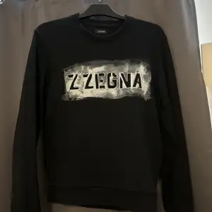 Säljer nu denna Z Zegna sweatshirt som tyvärr inte kommer till användning längre. Cond 9/10. Skriv vid frågor. Pris kan diskuteras vid snabb affär!