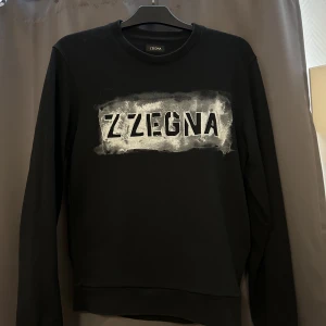 Z Zegna Sweatshirt - Säljer nu denna Z Zegna sweatshirt som tyvärr inte kommer till användning längre. Cond 9/10. Skriv vid frågor. Pris kan diskuteras vid snabb affär!