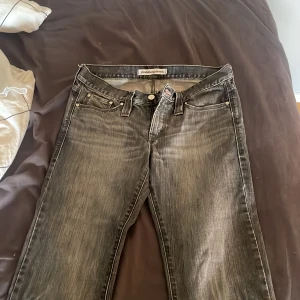 lågmidjade gråa jeans - låga jeans från j.linberg jätte bra skick!🤗🤗