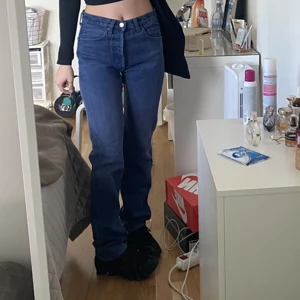 vintage levis 501 jeans - vintage levis 501 jeans som sitter midwaist med raka ben. Dessa är för långa för mig som är 164, för referens. Köpta i secondhand butik för 300 men typ använt en gång sen dess. Tyvärr sönder mellan benen så jag sytt, inget som syns när man går. 