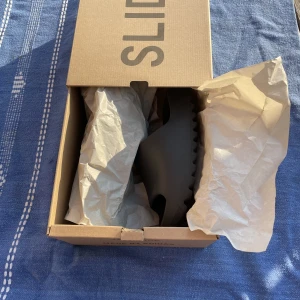Yeezy slides onyx - Ett par knappt använda yeezy slides skick 9/10. Nypris 2000 kr, de är väldigt väldigt sköna och är perfekta tofflor till sommaren. Kvitto finns. Fler bilder finns