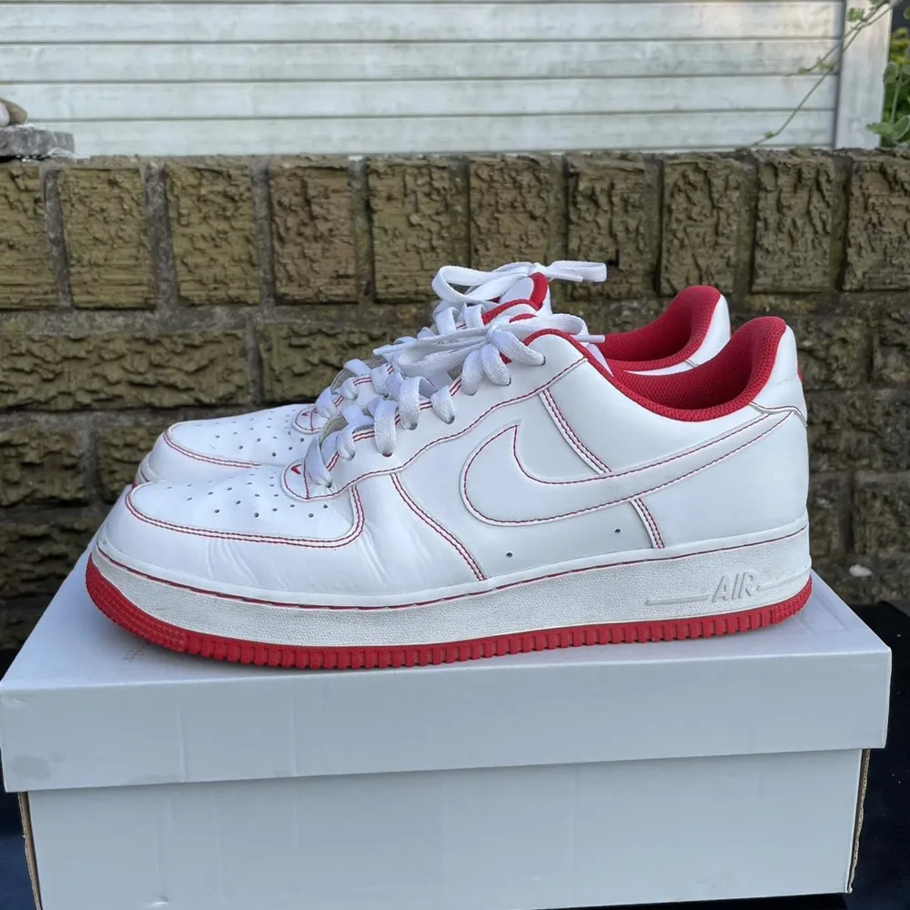 Air force 1 contrast stitch i röd färg. Köpta flr ca 2år sedan men endast använda fåtal gånger. Skick: 9/10 . Skor.