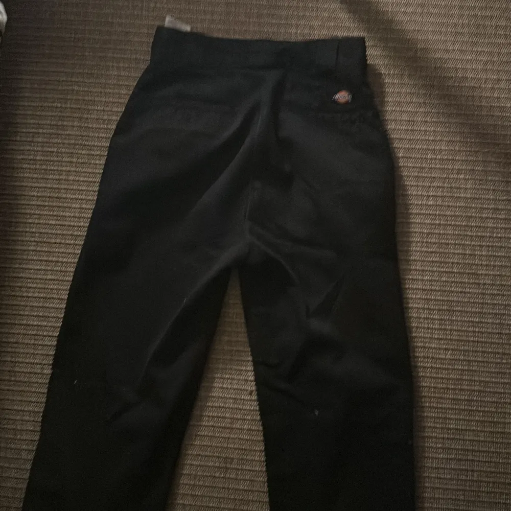 Svarta dickies byxor storlek 24. Jeans & Byxor.