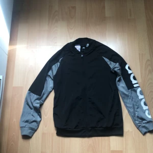 Tränings tröja - Bra skick, luftig, tajt