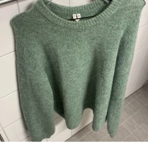 Stickad tröja - Säljer nu denna tröja då jag inte använder den. Den kostar 900 ny och är från arket, Lånad bild! Kan även skicka  bilder hur tröjan sitter på om man är intresserad 