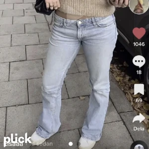 Low waist Zara jeans - Säljer dessa jeans ifrån zara i modellen low flaire💘 säljer de pga att de är förstor på mig (inte mina bilder).