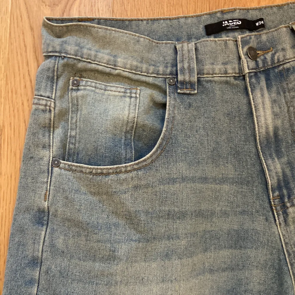 Jeans från Jaded london i storlek 34. Jeansen är knappt använda och är i bra skick. Byxorna är uppsydda fast bara några cm.. Jeans & Byxor.
