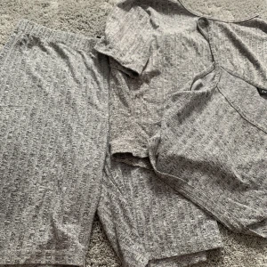 Gråt sätt - Ett fint sätt som har två olika toppar, om ni bara vill ha en av dem så kontakta mig🩷