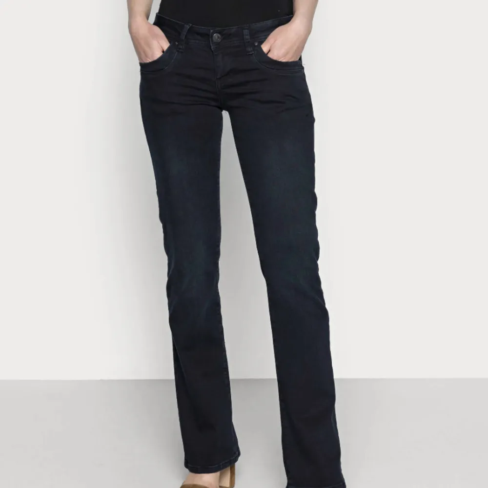 Säljer dessa jätte snygga jeans från ltb för att dom är förstora🤩använda 2 gånger typ, skriv privata för bilder, TRYCK INTE PÅ KÖP NU! Nypris=829kr . Jeans & Byxor.