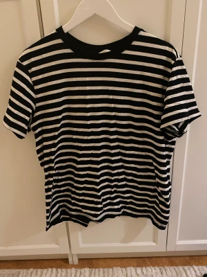 Randig tshirt - Svartvit randig tshirt endast använd en gång