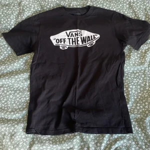 Vans T-shirt  - Vans t shirt. Säljer för att den är för liten. 