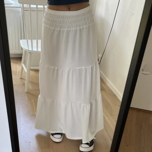 Vit långkjol  - Från ginatricot, endast provad så helt nyskick, säljer pga att jag tycker den är lite för lång och har andra liknande (den är helt slutsåld)