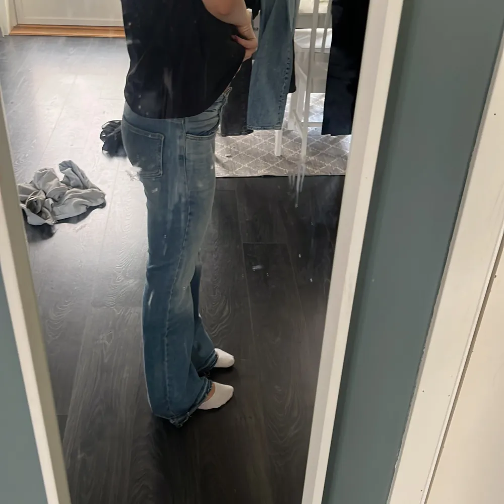 Säljer dessa för jag inte använder de längre. De är i super bra skick och är skönt material . Jeans & Byxor.