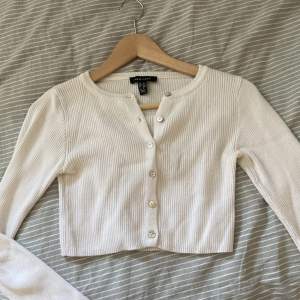 Snygg vit croppad tröja/kofta i vitt tjockt material, väldigt bra kvalite, köpt på depop för länge sedan🌷