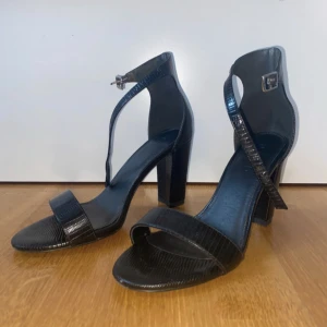 Klackarskor - Klackarskor i mycket bra skick. Endast använda en gång.  Klackhöjd: 7cm