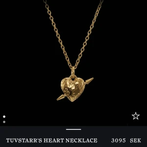 Maria Nilsdotter halsband - Säljer detta halsband från Maria Nilsdotter💕Det har blivit ganska silvrigt men man kan enkelt gå och lämna in det för polering/ putsning. 💕Nypris 3095! Längden är 45! Kan gå ner i pris vid snabb affär