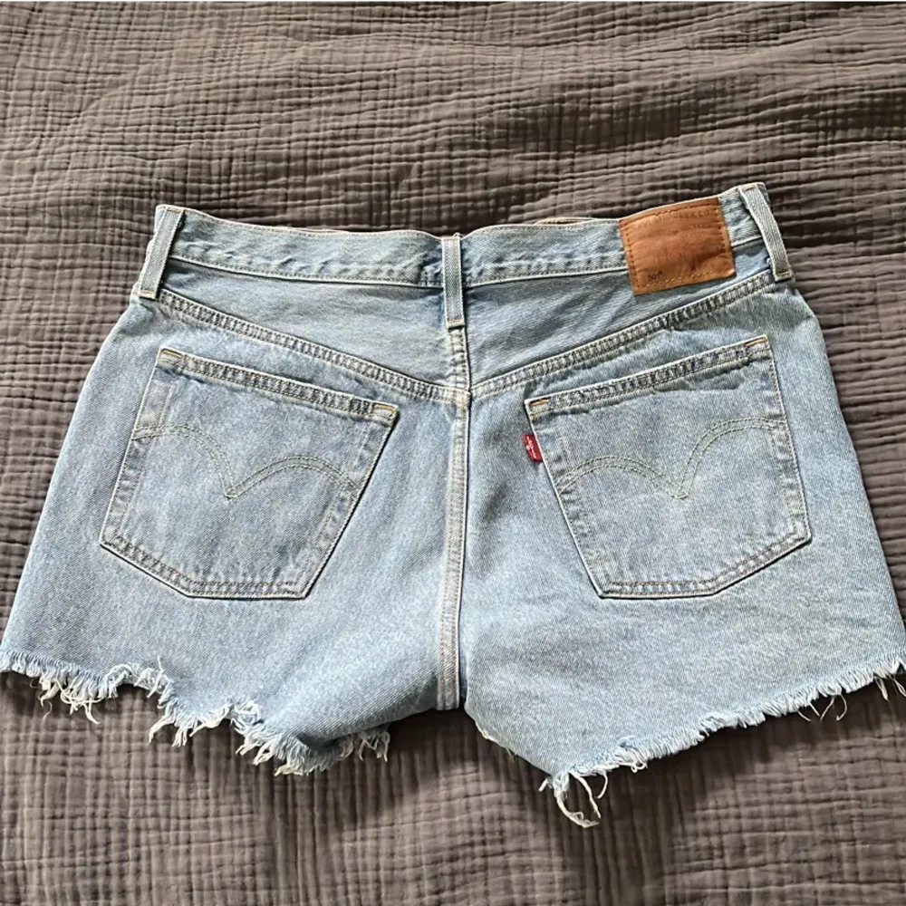 Funderar på att sälja dessa as snygga jeans shorts från Levis, köpta här på plick men de är i sjukt bra skick och varken jag eller hon jag köpte de av har aldrig använt dom 🫶🏼. Shorts.