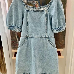 Klänning - Söt klänning i Jeans, kort och figurnära modell.  Använd 1 gång.