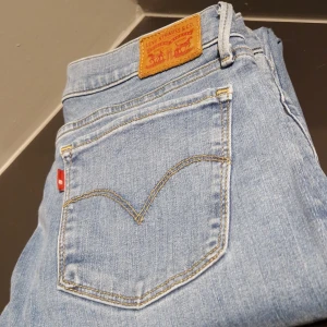 LEVI super skinny jeans  - Fantastiska par levi jeans i storlek 30. Litet använda, bra tagit hand om. Nästan som nya! Super skinny fit med stretch. Riktiga kvalitets byxor! 