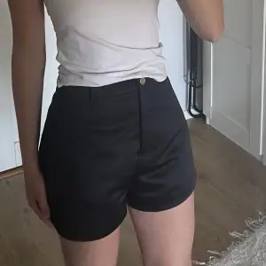 Svarta ”fin” shorts från zara, nästintill aldrig använda