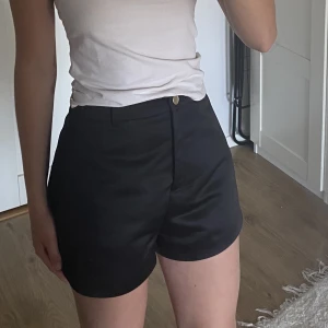Svarta shorts - Svarta ”fin” shorts från zara, nästintill aldrig använda