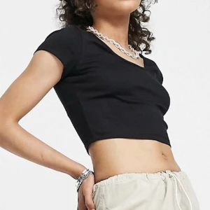 Crop top - Crop top i storlek small i nyskick🦋 hör av er vid minsta intresse eller funderingar 🫶 kostnad för frakt tillkommer, se fraktalternativ nedan 📦