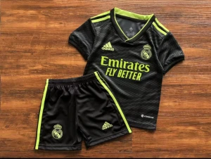 Real Madrid T-shirt  - Jag säljer ett par nya Real Madrid T-shirts tillsammans med shorts för endast 559 kr. Leveransen tar ungefär 2 veckor. Eller så kan vi mötas upp i Västerås. Finns i alla storlekar. 