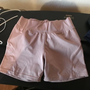 Rosa träningsshorts - Ett par rosa träningsshorts i bra skick, knappt använt. Storlek S