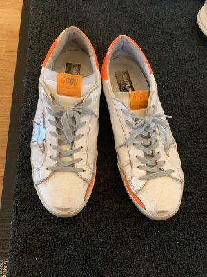 Golden goose - Golden goose skor. Skick 8/10 använda fåtal gånger. Köpta på Dubble X. Og medföljer ( box o kvitto) Storlek 44