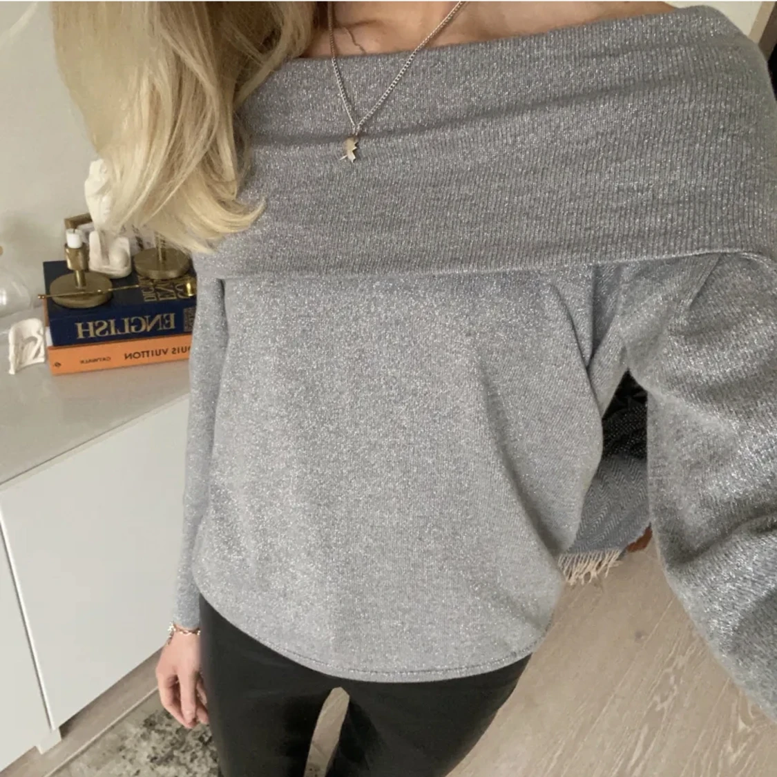 Glittrig off-shoulder  - 90