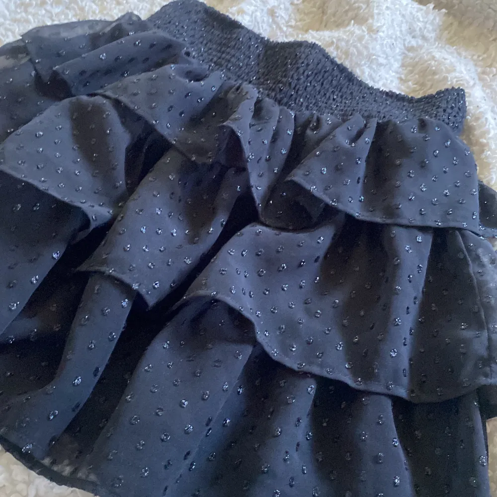 En fin svart volang kjol i färgen svart. Storlek 36 passar bra ifall man är storlek xs,s,m då den är väldigt stretchig. Väldigt fin enligt mig skriv ifall ni undrar nått💕. Kjolar.