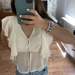 Zara topp - En jättesöt topp från zara💕första bilden är Lånad pga den inte passar mig! Köp direkt 200kr