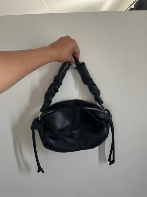 Handväska - Snygg faux leather väska! Super rymlig då den har tre fack. I fint skick, då jag inte använt den speciellt mycket🖤