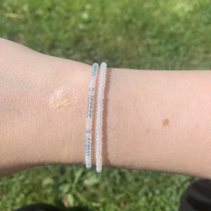 Pärlarmband  - Två fina pärlarmband i blått och vit🤍ett hel vitt och ett med både blåa och vita pärlor! Båda för 15kr!