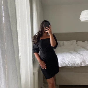 Svart kort klänning  - Jättefin kort klänning, fint skick 