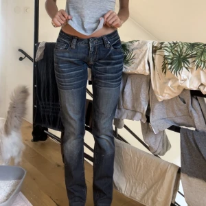 Bench byxor storlek S (W26/L32)  - Jag säljer mina lågmidjade Bench jeans som jag älskar! Dom passar dig som är i storlek S (perfekt i längden för dig som är runt 165cm) Jag säljer pågrund utav att jag har flera likadana och önskat använda mer. Dom är i fint skick eftersom dom knappt blivit använda💕💕