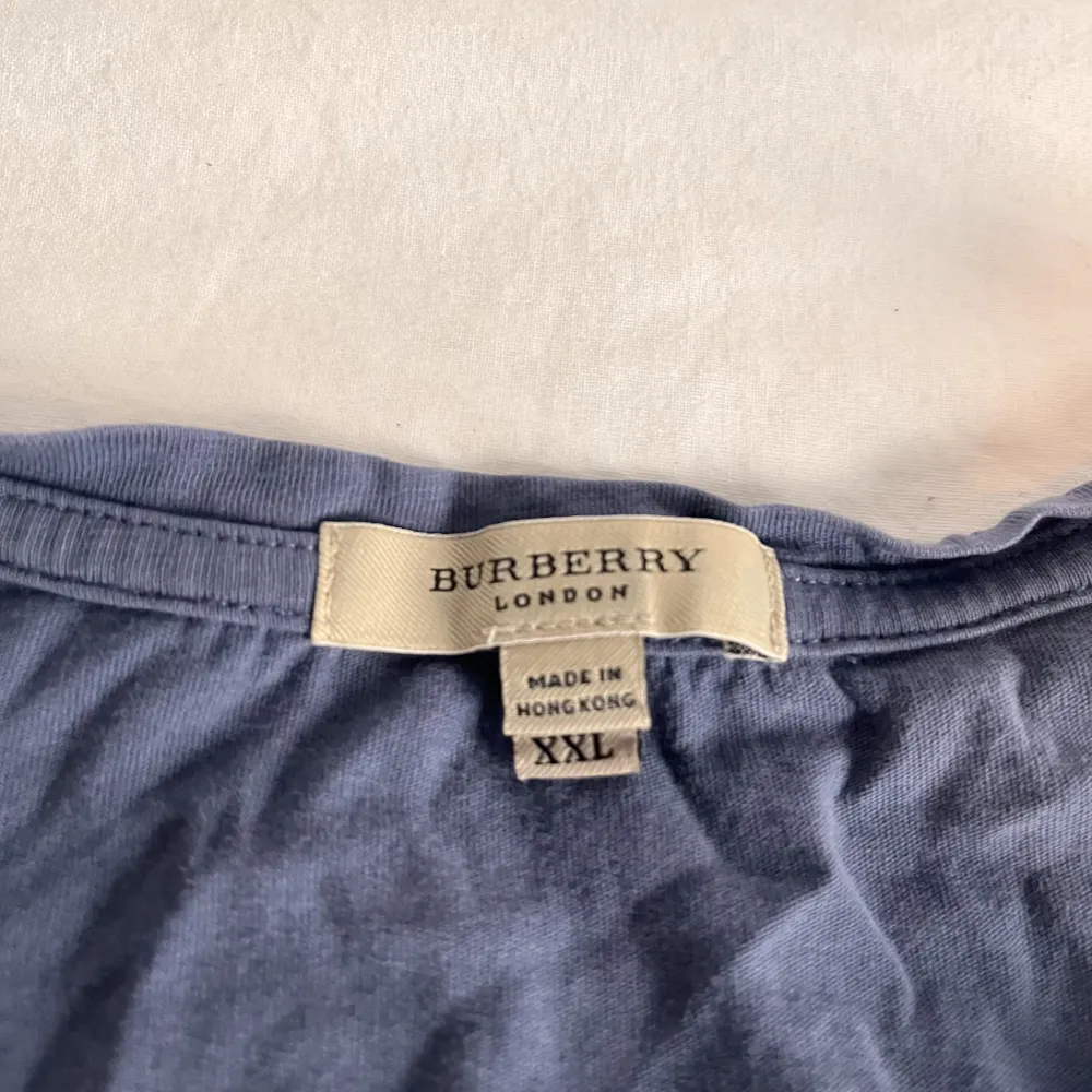 Säljer en vintage t shirt från burberry 100% äkta. Sitter som xl. T-shirts.
