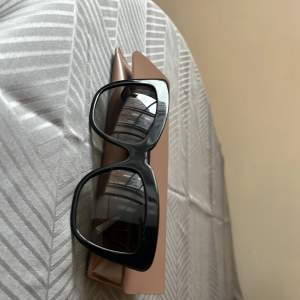 Efva Attling x smarteyes solglasögon i modellen Cat 2 Nypris 1500kr