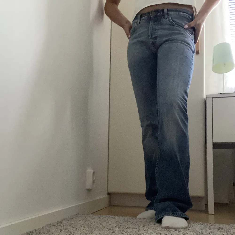 Lee jeans i modellen Denver. Jeansen har haft en annan ägare innan, men har alldrig kommit till användning för mig, då de inte passar mig i låren. Inga synliga defekter, men de är tunnare på vissa ställen. Jag är 180 och jeansen är i storlek W30 L34.. Jeans & Byxor.