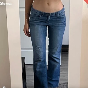 Lågmidjade byxor  - Säljer dessa fina lågmidjade byxor för att dom är för stora för mig första bilden är lånad. Dom passar i längden på mig som är 160 men passar med 162. Köparen står för frakten 💕📦