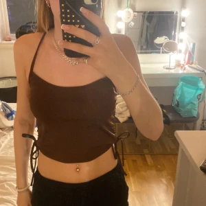 Topp - Säljer den här fina linne/toppen från ginatricot då den inte kommit till någon  användning. Skriv för fler frågor osv💕💕