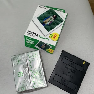 Instax square  - Visste ej att det var square så öppnade den ena men den är som ny.