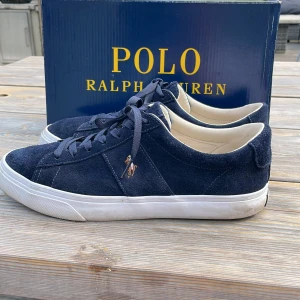 Polo Ralph Lauren skor  - Andvända typ 3 gånger. Nyskick.Mocka ny pris minst 1400