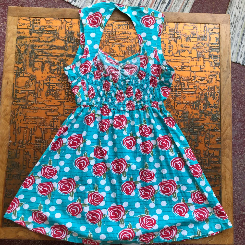 Säljer denna vintage klänning från märket ”free of life”. Väldigt utsvängd nertill och tight upptill - ser väldigt bra ut på. Säljer då den är lite för liten på mig!. Klänningar.